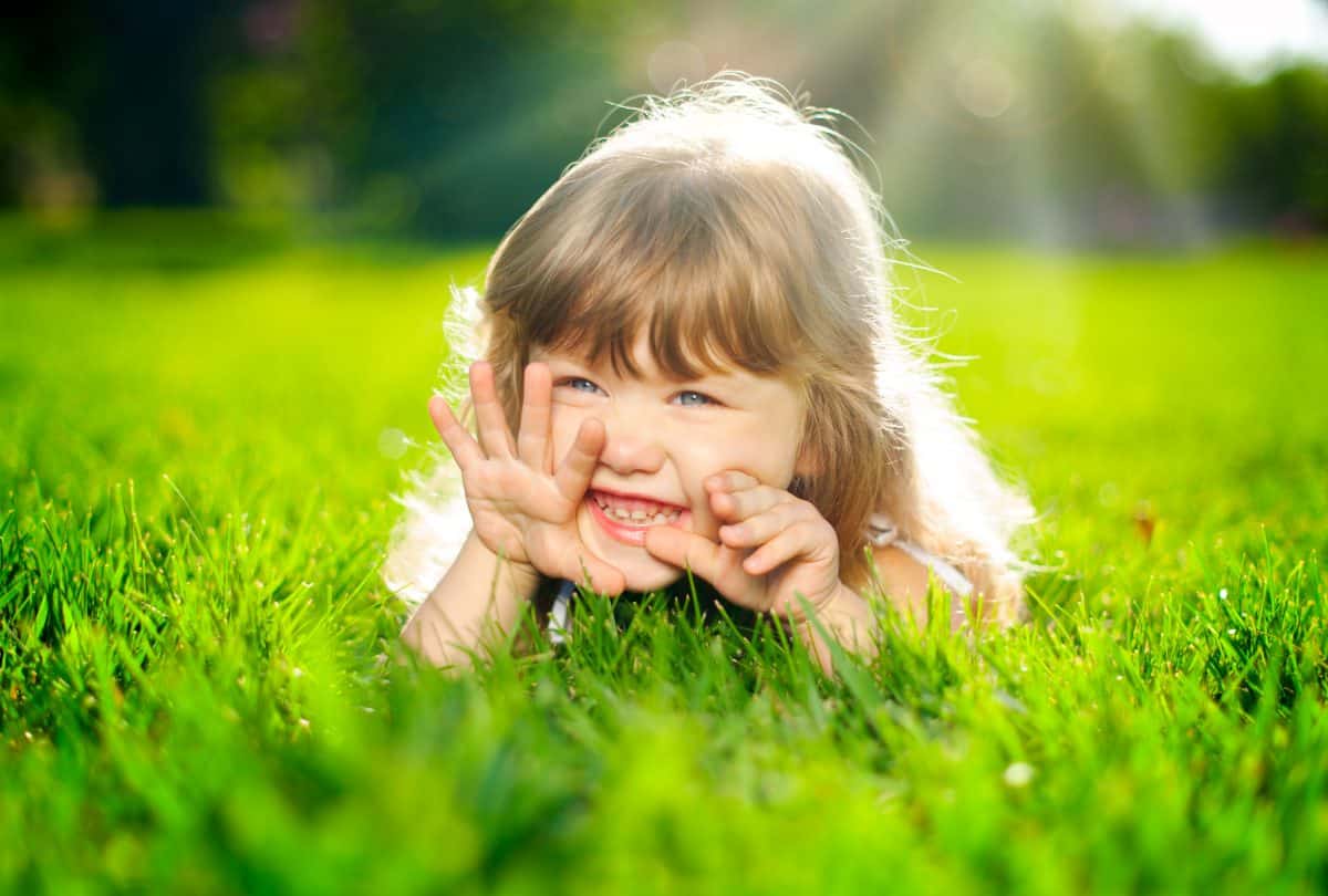 Счастливые дети на траве